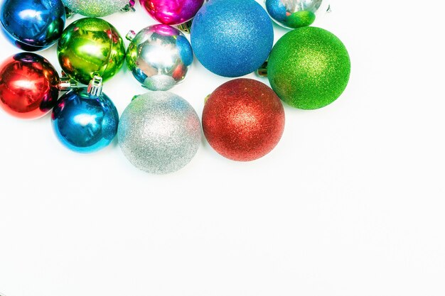 Composition de Noël avec ornement de boules colorées, décorations du nouvel an sur fond blanc. Modèle de carte de voeux maquette avec espace de copie, platement, vue de dessus