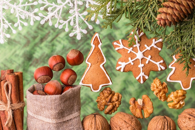 Photo composition de noël avec pain d'épices et noix