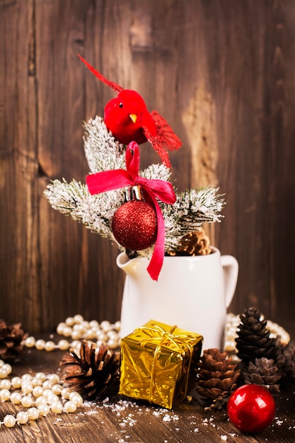 Composition de Noël avec petit oiseau rouge. Carte de voeux de Noël.