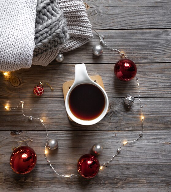 Composition de Noël à plat avec une tasse de thé sur un fond en bois.