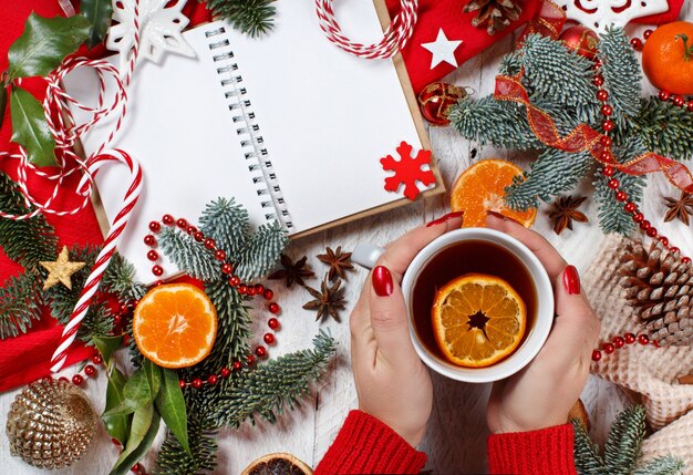 Composition de Noël rouge et or avec cahier et tasse de thé