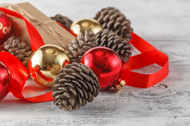 Composition de Noël en rouge et or sur fond blanc: