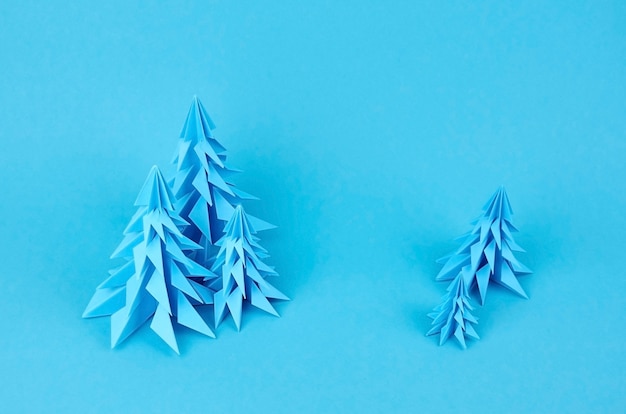 Composition de Noël avec des sapins en papier bleu