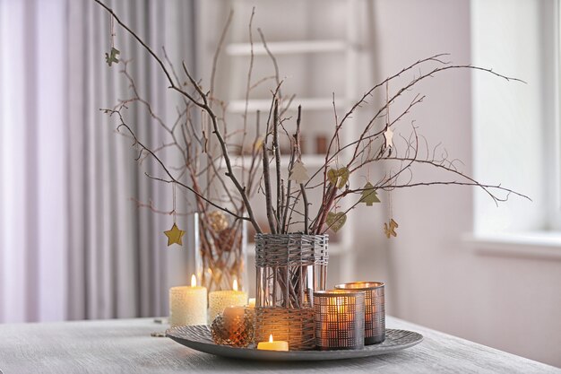 Composition de Noël sur table en bois blanc