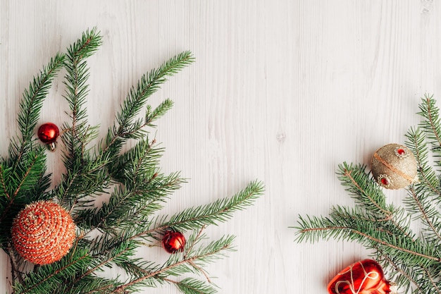 Composition de Noël sur une table en bois blanche avec espace de copie