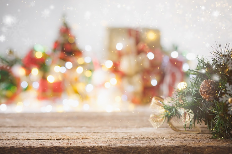 Photo composition de noël. table en bois rustique devant la nuit de lumière de noël, arrière-plan abstrait bokeh circulaire
