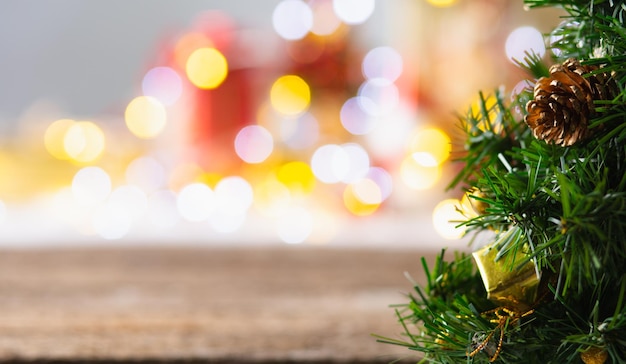 Composition de Noël. table en bois rustique devant la nuit de lumière de noël, arrière-plan abstrait bokeh circulaire