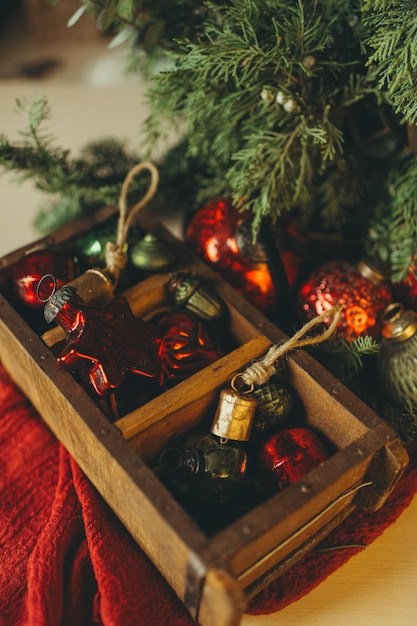 Composition de Noël sur la table de fête