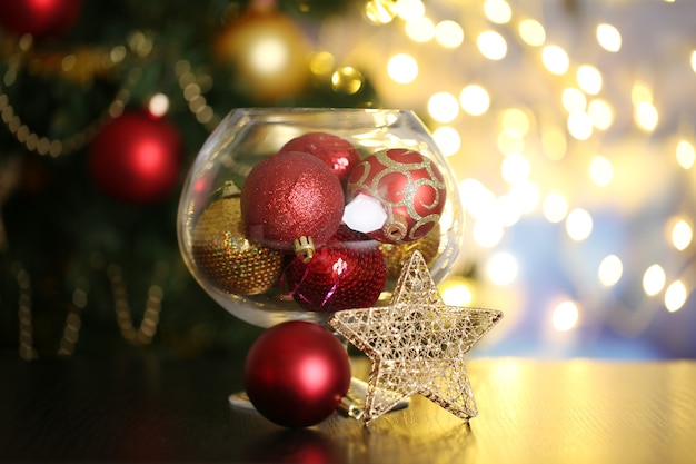 Composition de Noël sur table sur fond clair