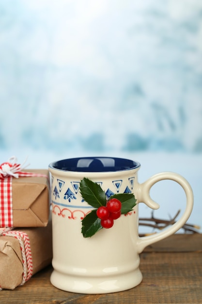 Composition de Noël avec tasse de boisson chaude, sur table en bois