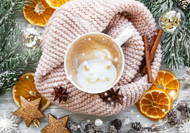 Composition de Noël avec tasse de café et décorations