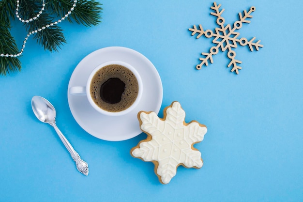 Composition de Noël avec tasse à café et pain d'épice sur fond bleu Vue de dessus Espace de copie