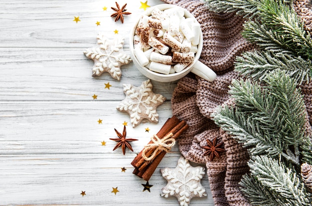 Composition de Noël avec tasse de chocolat chaud et décorations