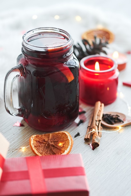 Composition de Noël avec un verre de vin chaud