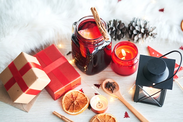 Composition de Noël avec un verre de vin chaud