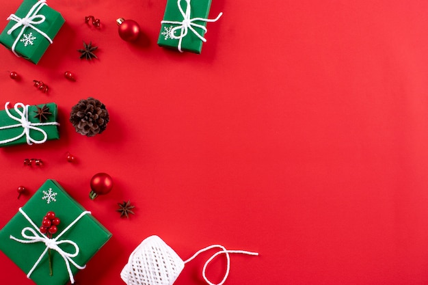 Composition de Noël Vue de dessus de boîte-cadeau de Noël et de fruits rouges sur rouge