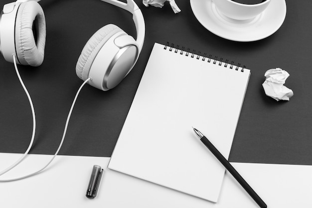 Composition en noir et blanc avec un casque élégant, mise à plat