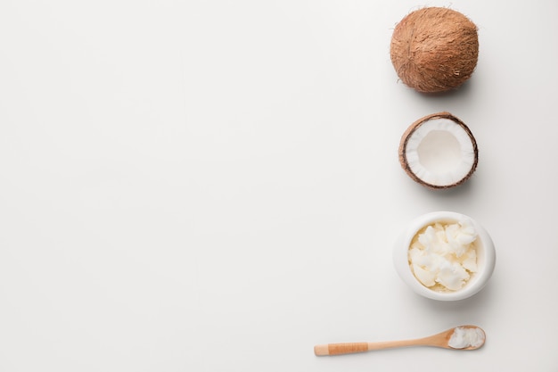 Photo composition à la noix de coco et beurre à la lumière