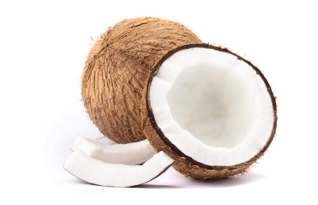 Composition de noix de coco isolé sur fond blanc