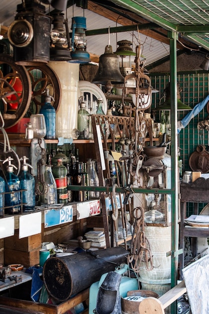 Composition d'objets du marché d'antiquités