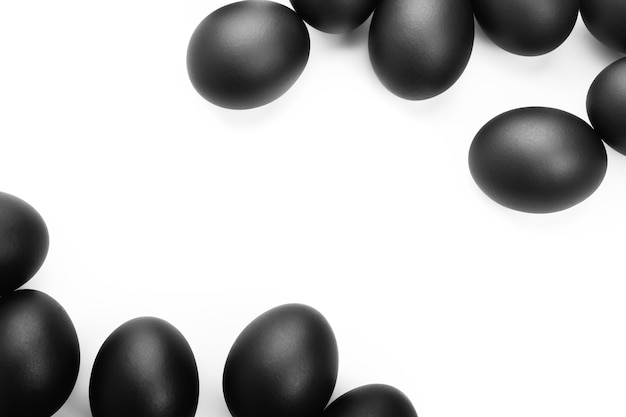 Composition d'oeufs de pâques noirs sur fond blanc. Concept minimaliste de Pâques