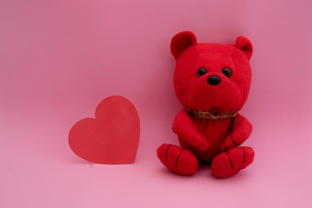 Composition Ours en peluche rouge et coeur sur un rose