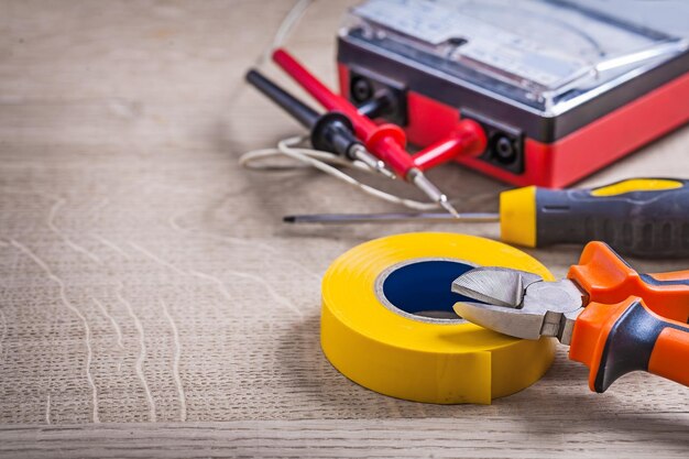 Composition d'outils électriques sur fond de bois