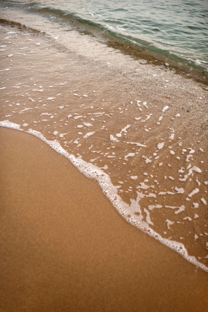 Composition paisible d'eau et de sable