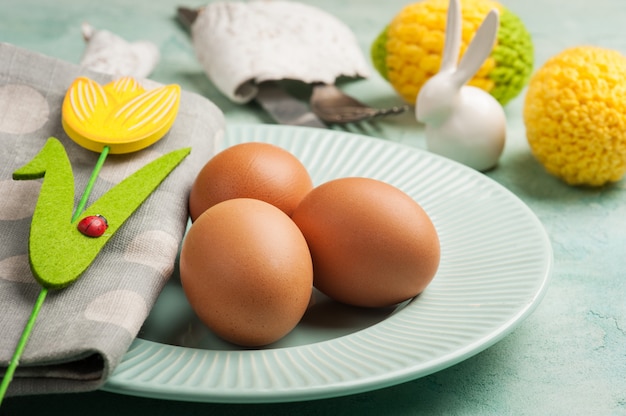 Composition de Pâques avec assiette, oeufs