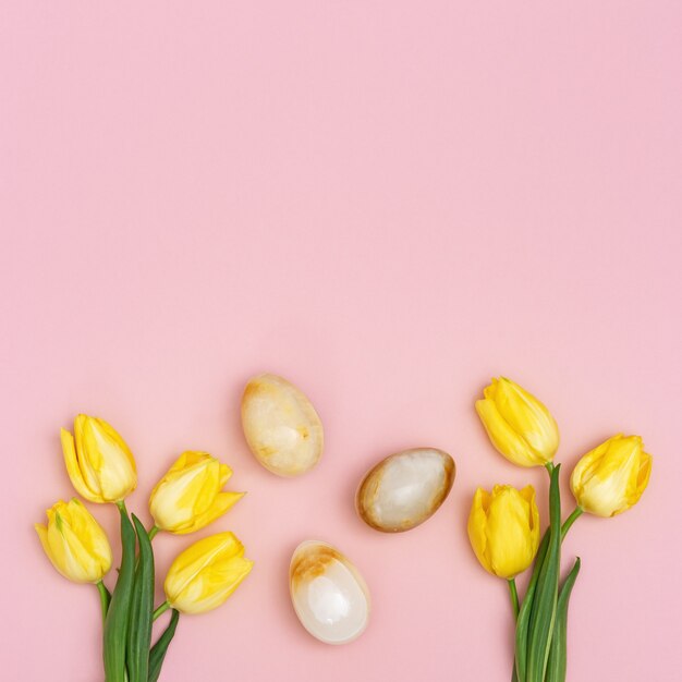 Composition de Pâques avec fleur naturelle de tulipes et oeufs décoratifs d'onyx de pierres précieuses. Vacances de Pâques de printemps