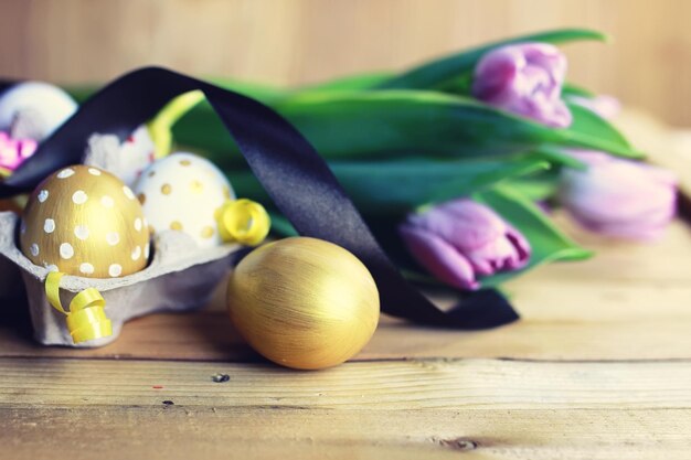 Composition de Pâques fleur et oeufs sur fond de bois