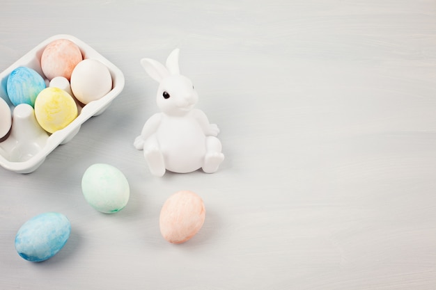 Composition de Pâques avec des lapins et des œufs
