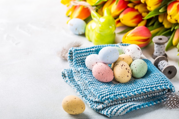 Composition de Pâques avec des oeufs de caille et des tulipes