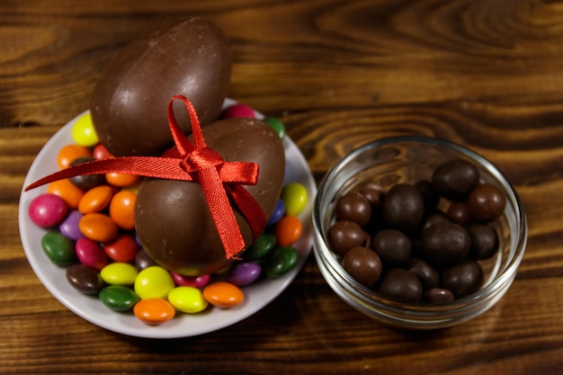 Composition de Pâques avec des oeufs en chocolat sur fond de bois