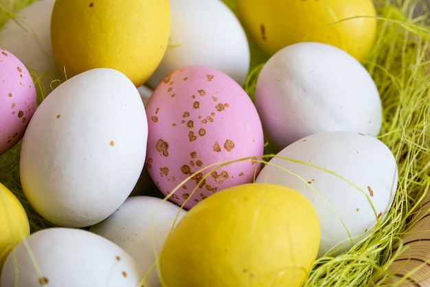 Composition de Pâques avec des oeufs dans un nid décoratif en gros plan