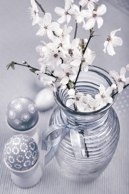 Composition de Pâques avec des oeufs et des fleurs de cerisier, image teintée