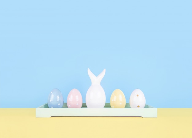 Photo composition de pâques avec des oeufs peints et le lapin de pâques