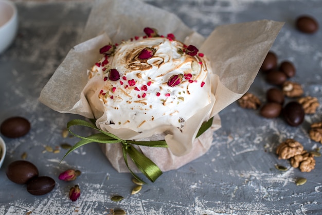 Composition de Pâques avec pain sucré, kulich et œufs sur une surface claire