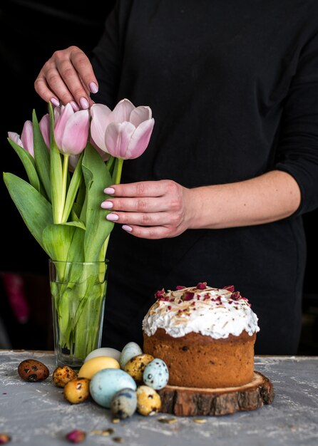 Composition de Pâques avec pain sucré, kulich et œufs sur une surface grise