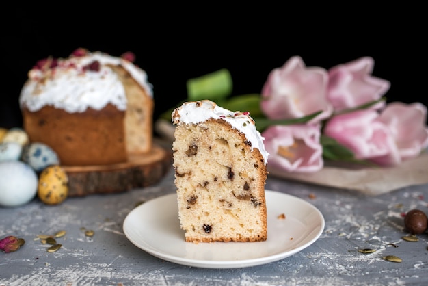 Composition de Pâques avec pain sucré, kulich et oeufs