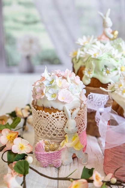 Composition de Pâques avec des pains sucrés orthodoxes décorés de glaçage au sucre et de fleurs de mastic