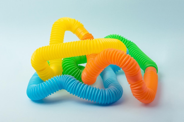 Composition à partir de tubes pop incurvés multicoloresJouet antistress tendance pour enfant