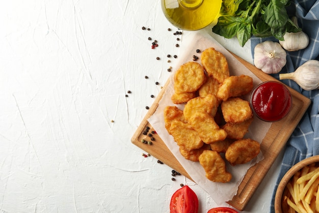 Photo composition avec pépites de poulet, ketchup et pomme de terre