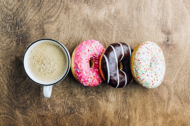 Composition de petit-déjeuner Donuts coloré avec différents styles de couleur de beignets et de café