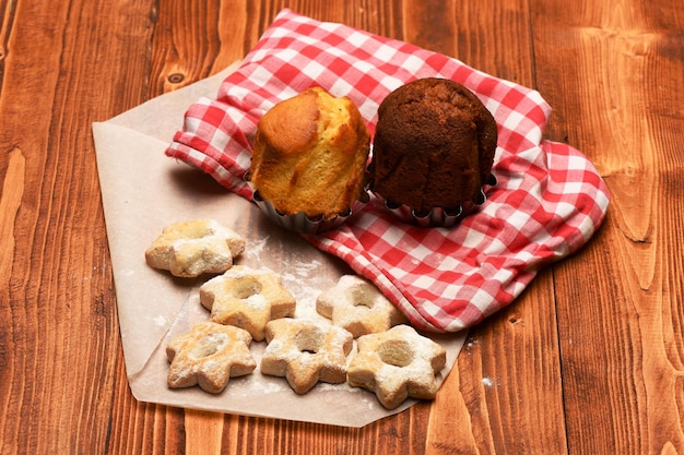 Composition d'un petit gâteau avec du sucre en poudre et des cupcakes