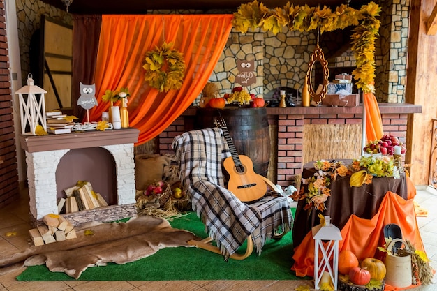 Composition de photozone rurale d'automne avec des citrouilles et des feuilles près du mur Tissu orange guitare et citrouilles Photozone