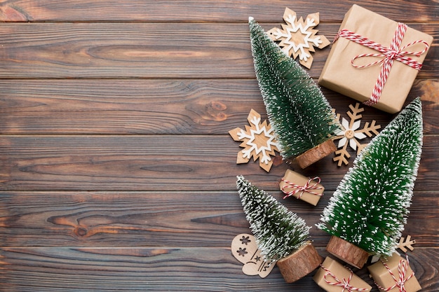 Composition à plat avec des arbres de Noël sur fond de couleur. Vue de dessus avec espace de copie