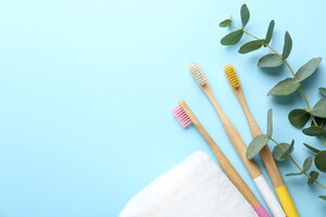 Photo composition à plat avec brosses à dents en bambou sur fond bleu clair espace pour le texte