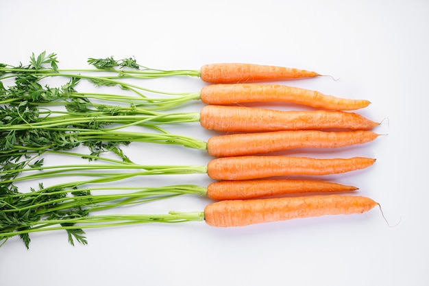 Composition à plat avec des carottes fraîches mûres isolées