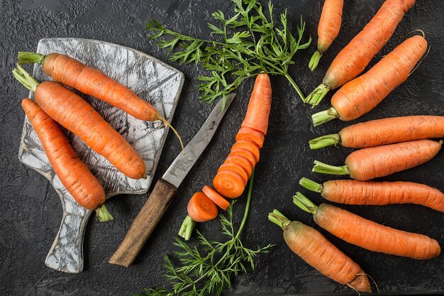 Composition à plat avec des carottes sur une planche à découper